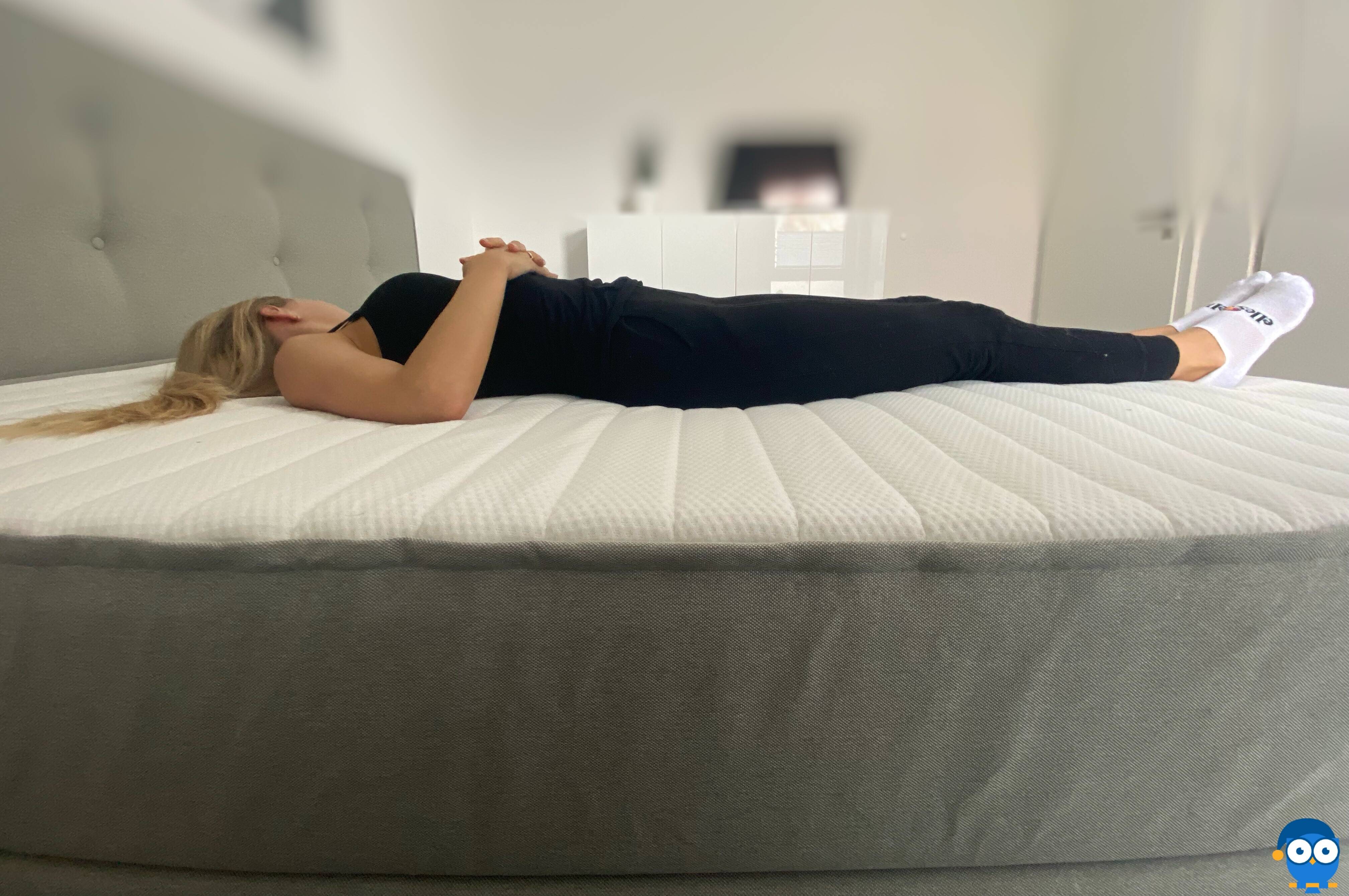 Probeschläferin auf Bruno Boxspringbett in Rückenlage